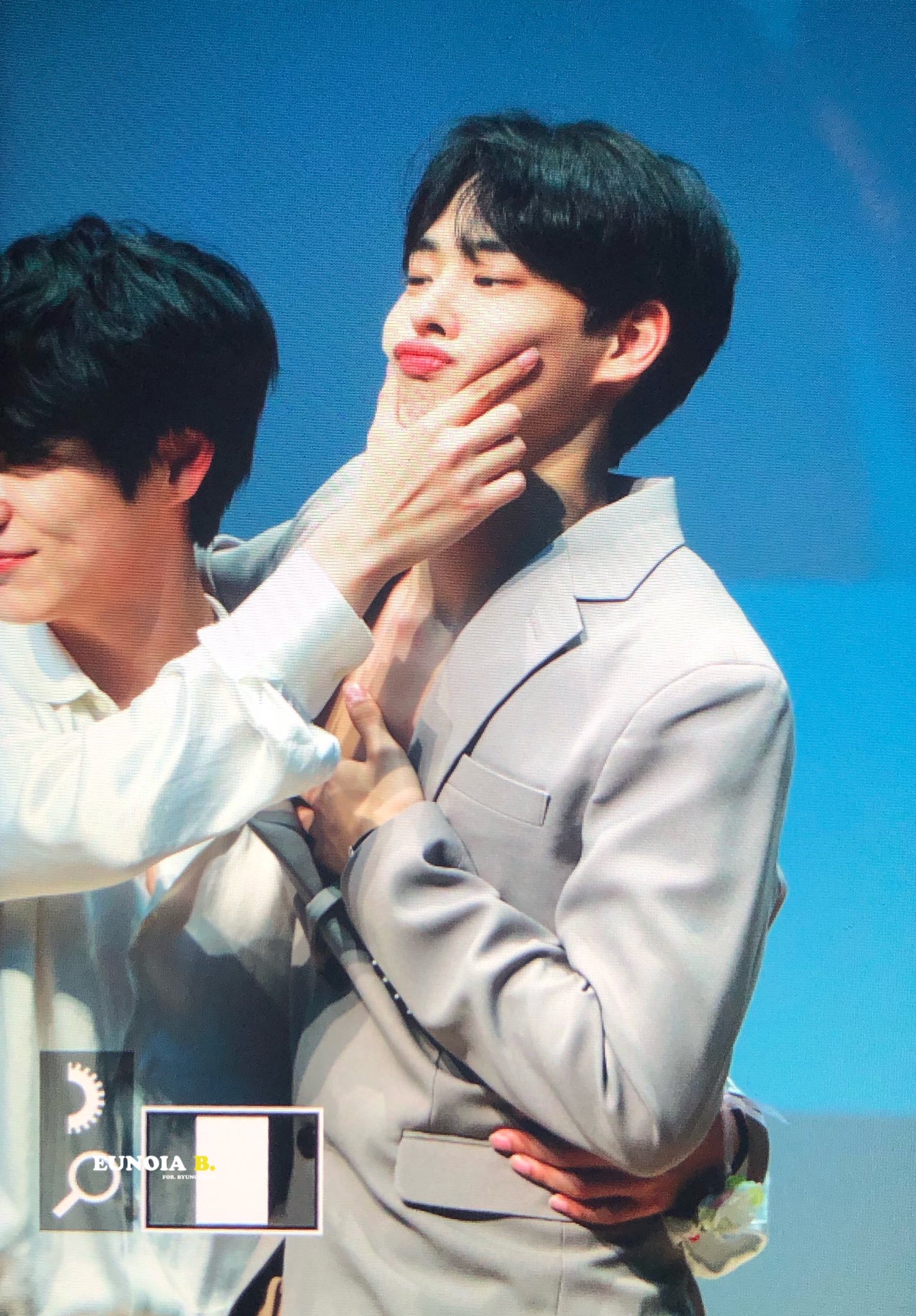 병찬이 볼살 눌린거 내가 다 쭈와아아아아압 | 인스티즈