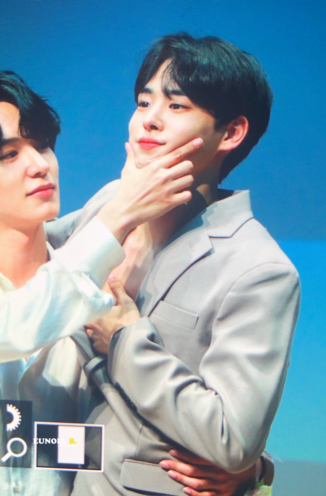 병찬이 볼살 눌린거 내가 다 쭈와아아아아압 | 인스티즈