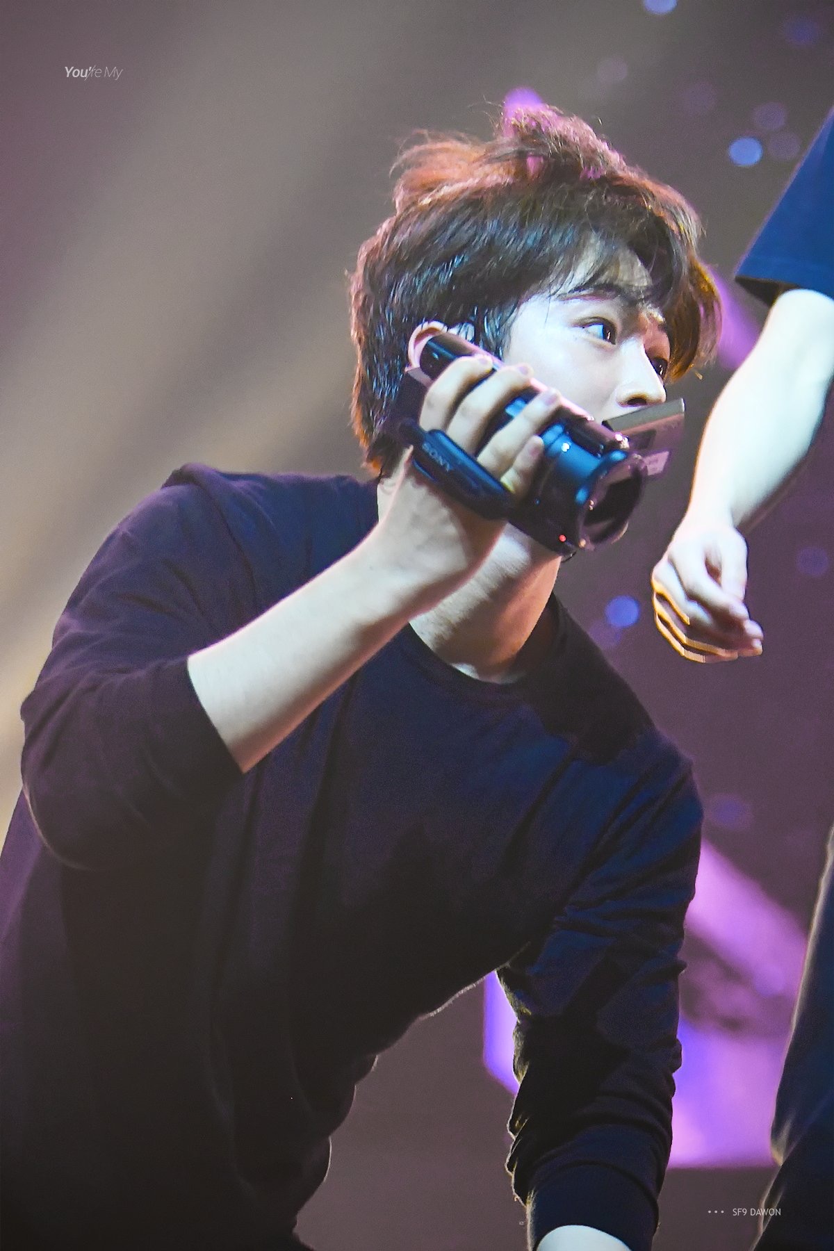 콘서트에서 격하게 브이로그 영상 찍으시는 분... | 인스티즈