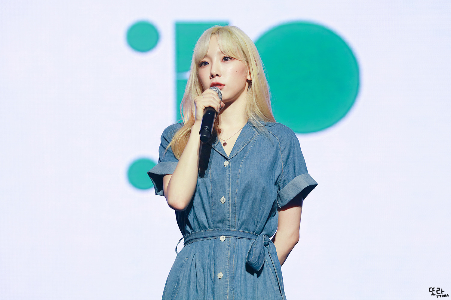 뭐지 태연 청 입은게 갑자기 왜이렇게 유독 너무 예뻐보이니ㅠ | 인스티즈