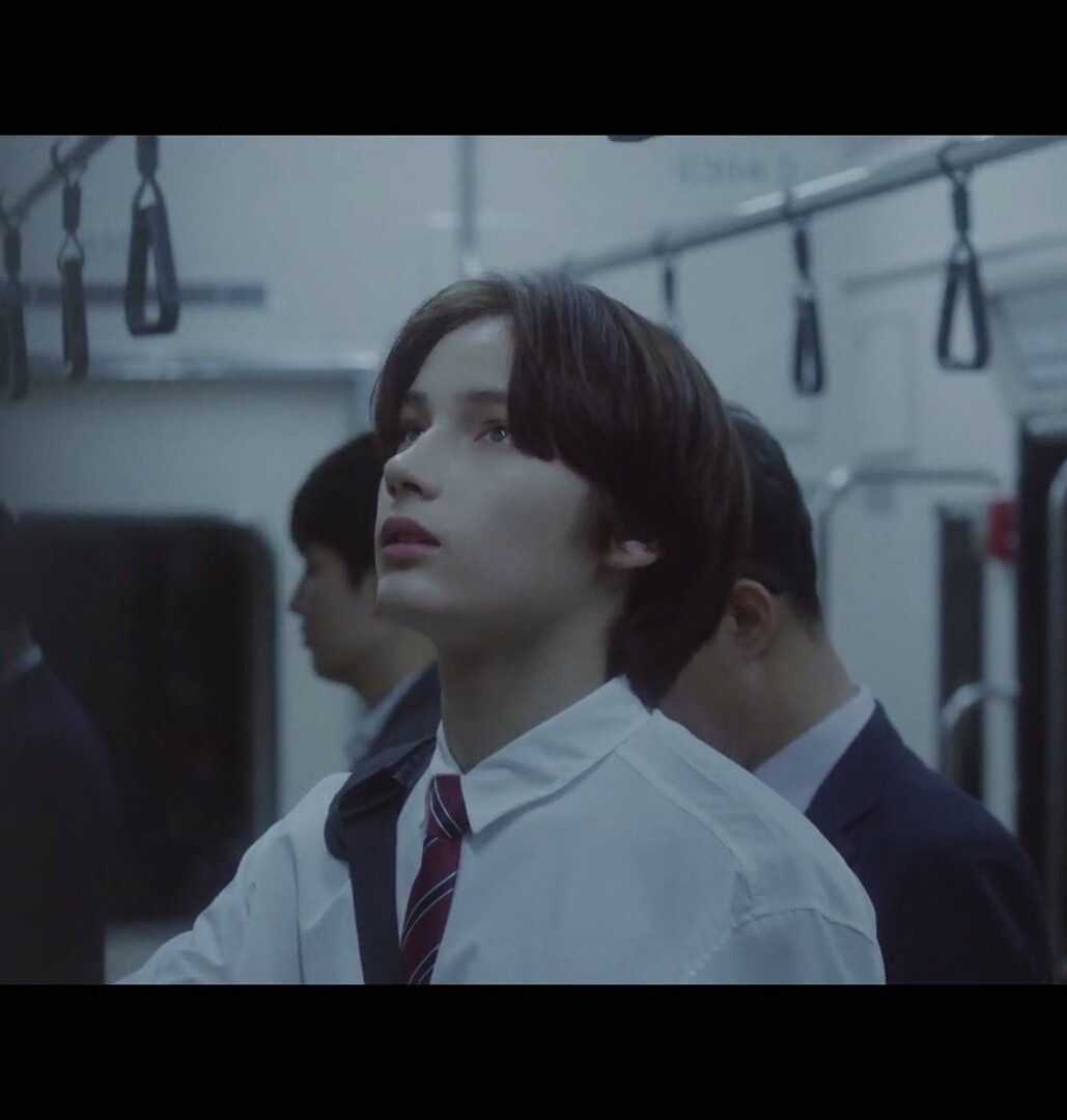ㅋㅋㅋ투바투 뮤비 지하철씬 휴닝카이 캡쳐 3장 모아봄.. 얘 미쳤구나 | 인스티즈