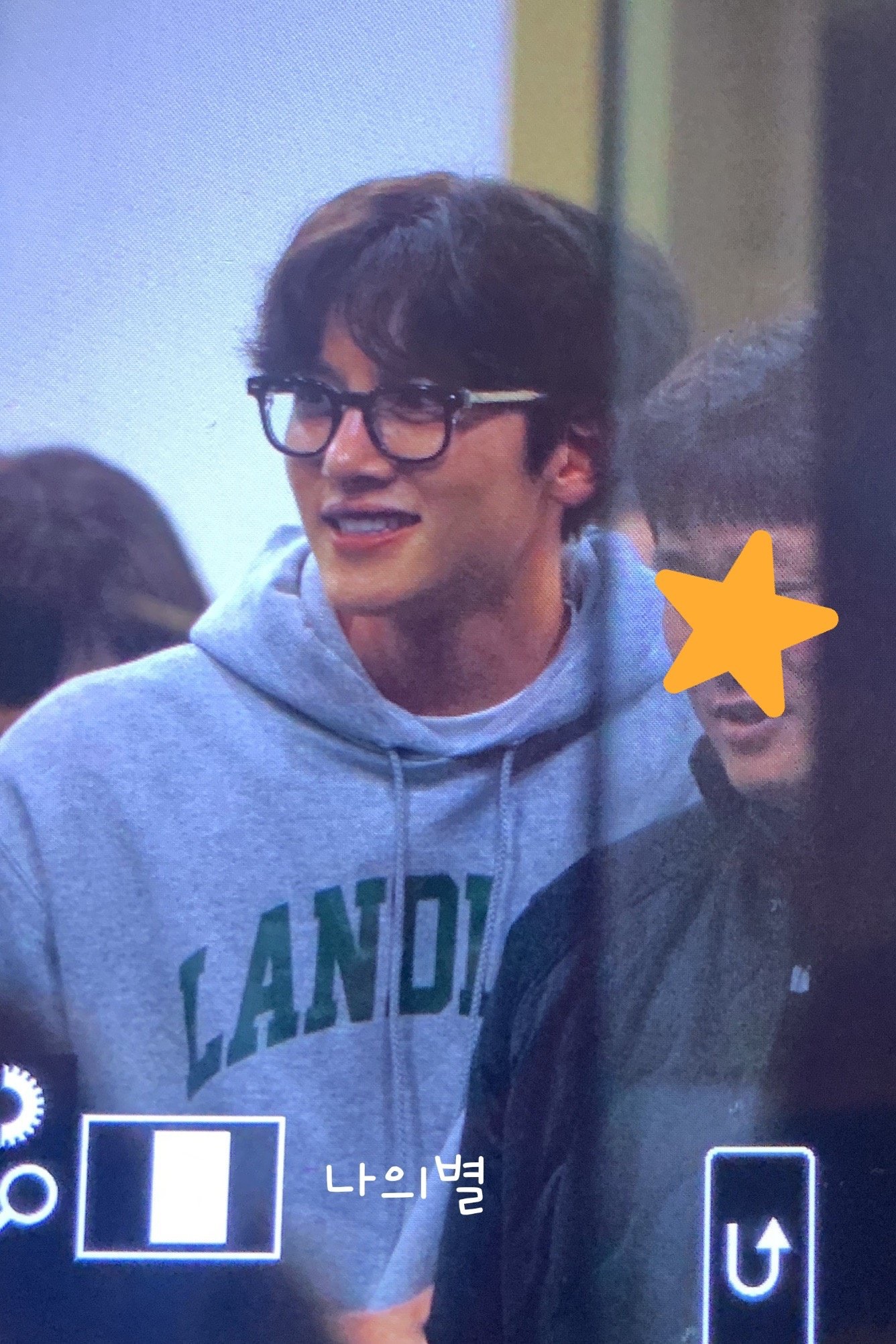 잘생긴 사람은 뿔테 안경 써도 잘생겼네 | 인스티즈