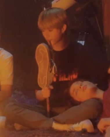 투바투 뮤비 최범규 신발 구워먹는데요? | 인스티즈