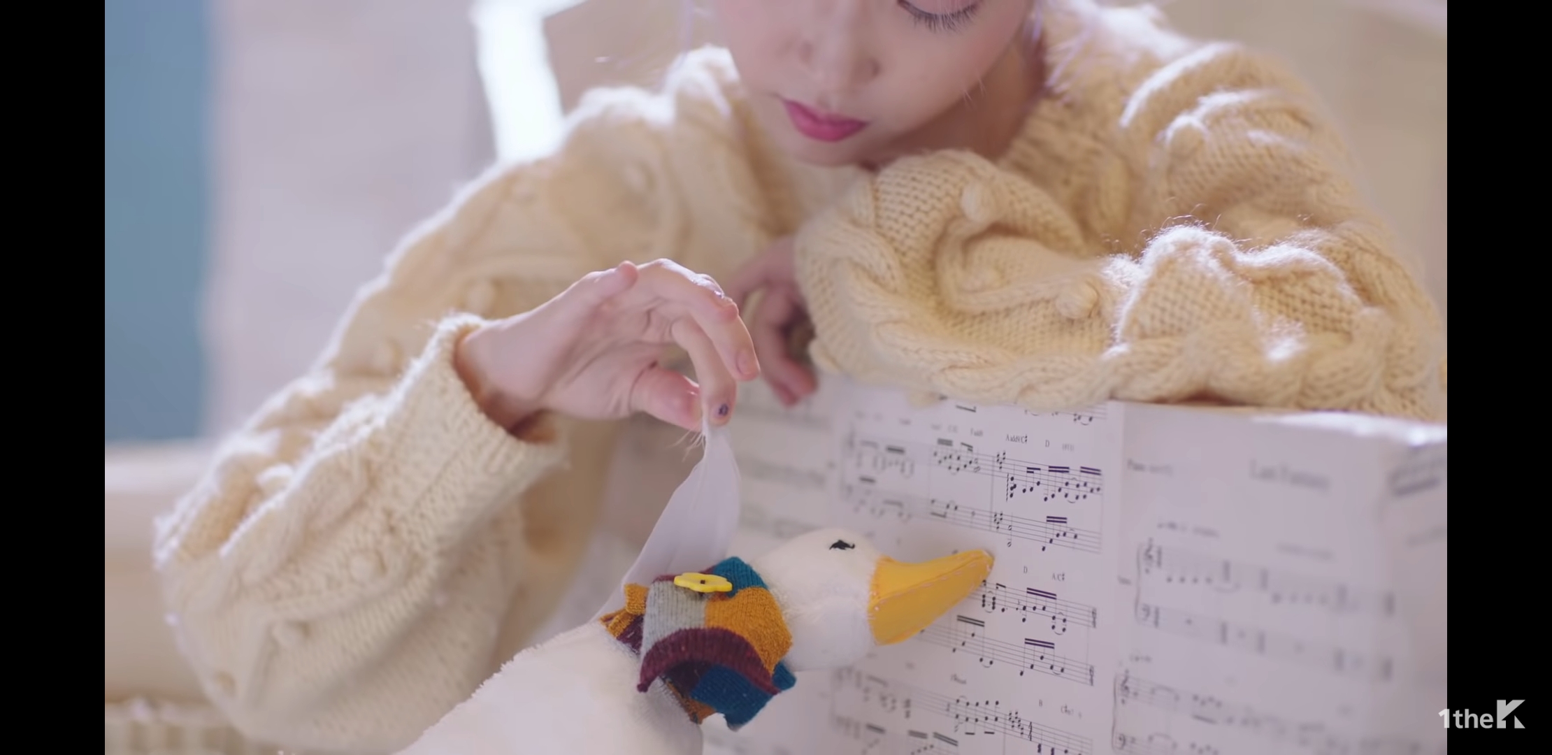 아이유선생님!!!!!!!!!!! 무슨 거위인형에서 깃털이 나와역!!!!!!!!!!!!! | 인스티즈