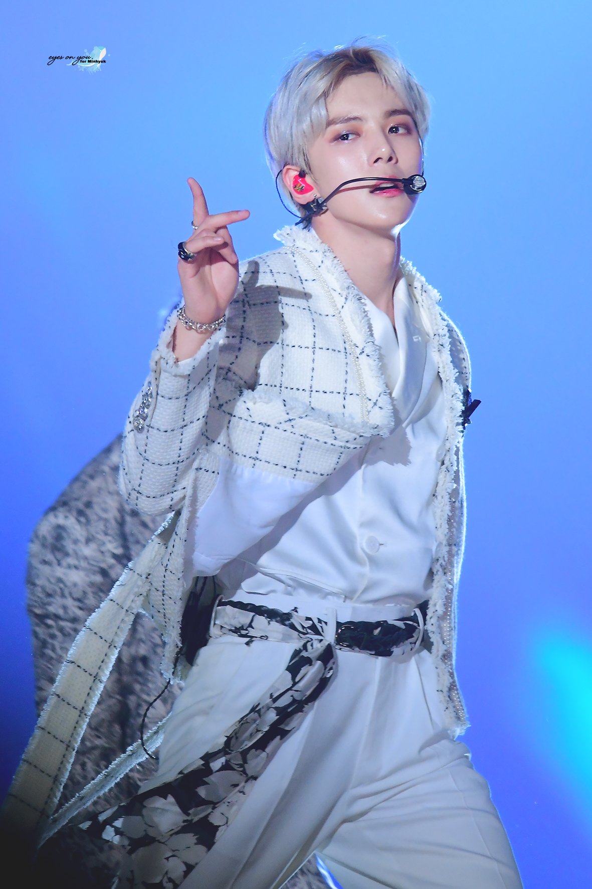 브이라이브어워즈 사진 그만 저장하고 싶은데 너무 잘생겼다.... | 인스티즈