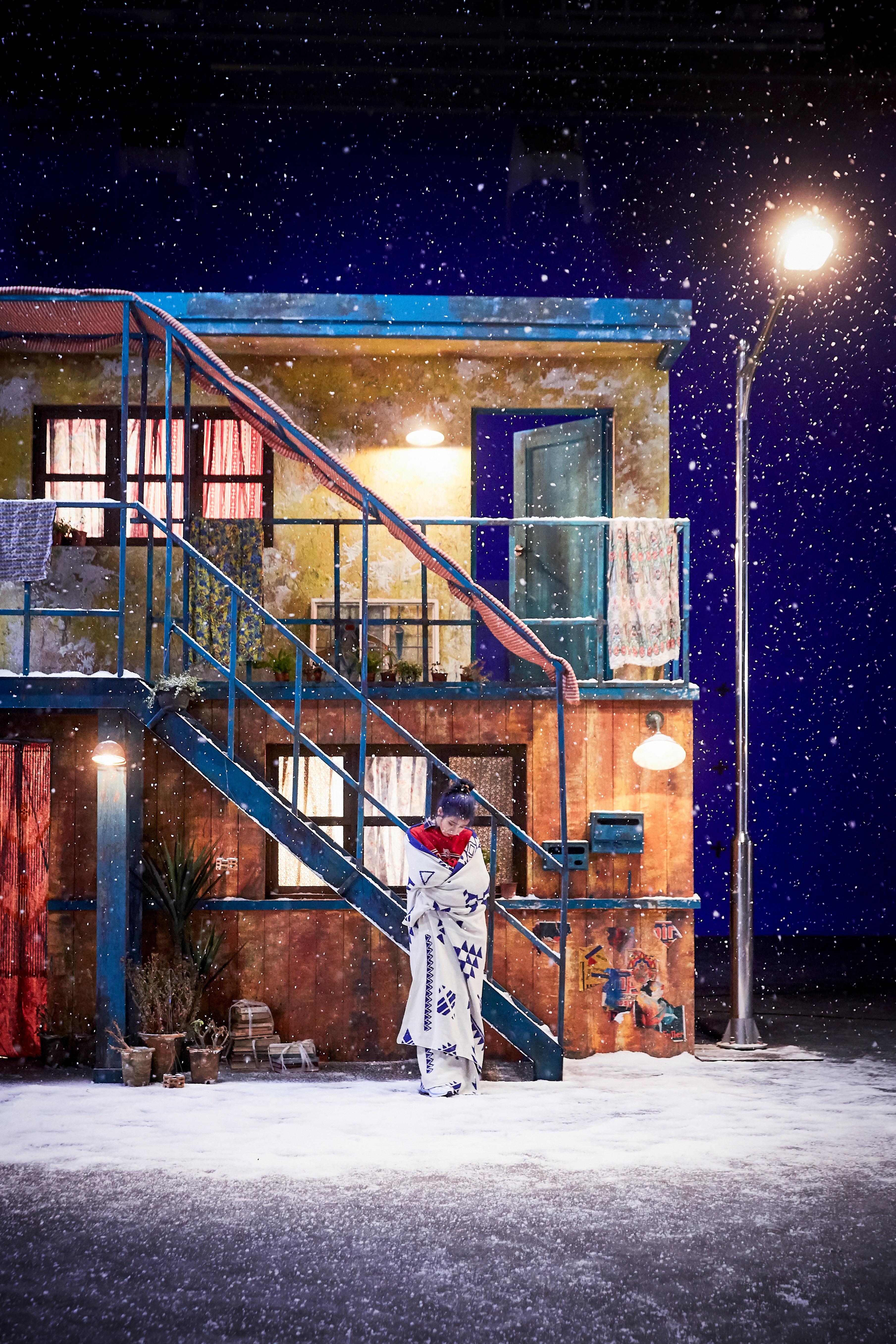 아이유 Blueming 비하인드 사진 가져옴 | 인스티즈