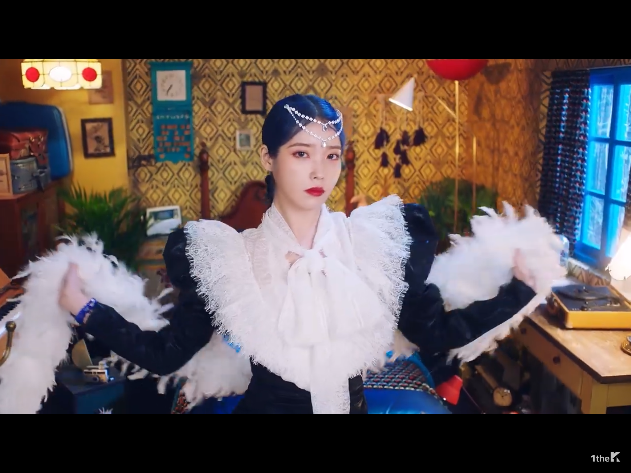 아이유 블루밍 뮤비 중간에 옷 입는 거 혹시 이거임?? 소름 | 인스티즈