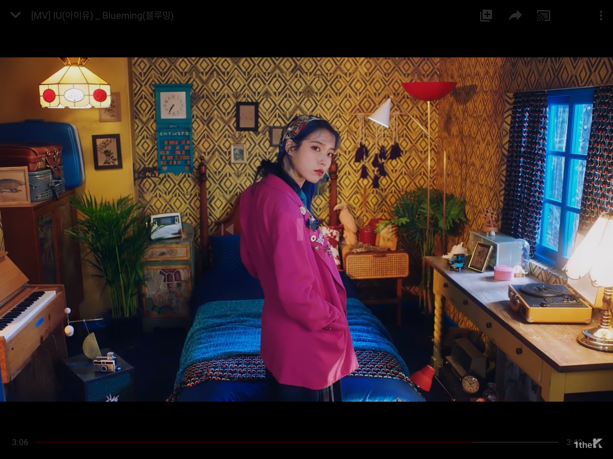 아이유 블루밍 뮤비 중간에 옷 입는 거 혹시 이거임?? 소름 | 인스티즈