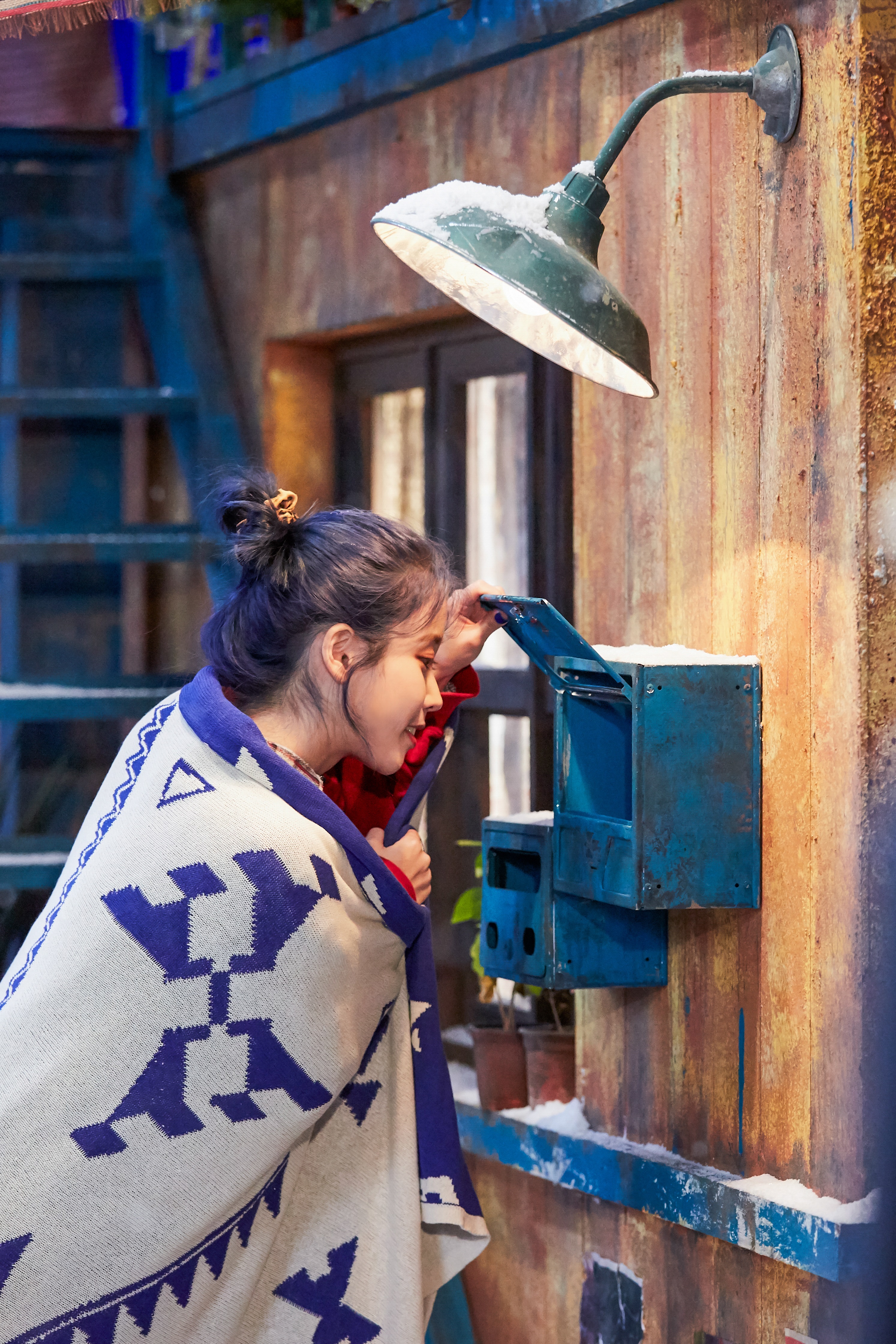 아이유 Blueming 비하인드 사진 가져옴 | 인스티즈