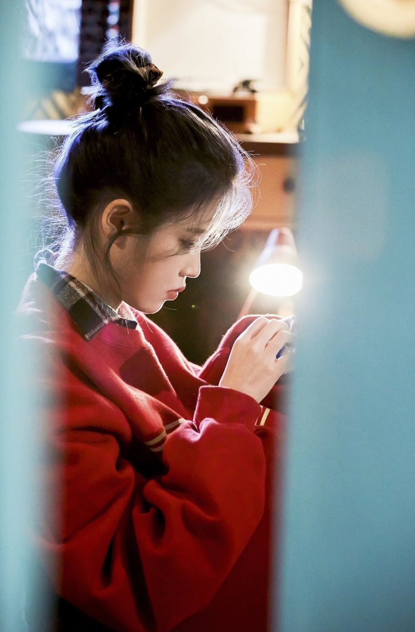 나도 주운건데 아이유 고화질 짤 푼다 블루밍💙🌹 | 인스티즈