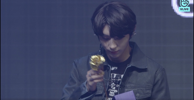 골차 쇼케이스하믄데 엠씨분이 금꽃길만 걸으라고 24k 금장미 선물하심 ㅠㅠ | 인스티즈