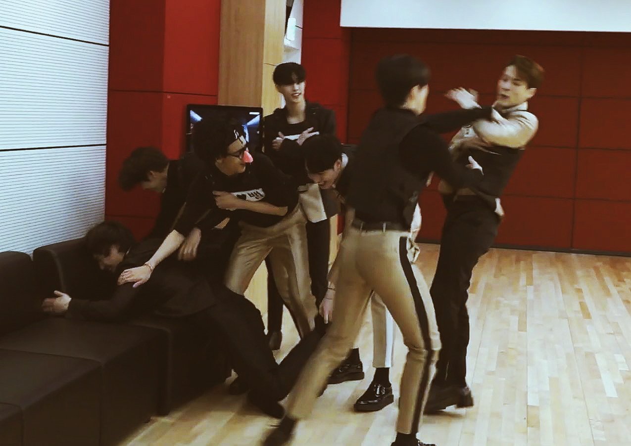 얘네 뭐 하고있는건지 맞춰봐 | 인스티즈