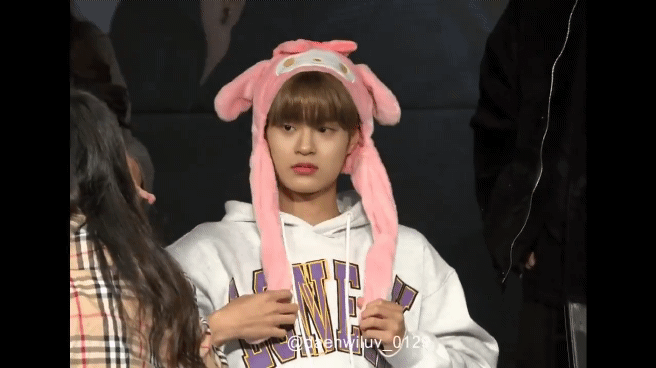 대휘 팬싸에서 다음 팬 기다리는데 너어무 귀엽게 기다려...... | 인스티즈