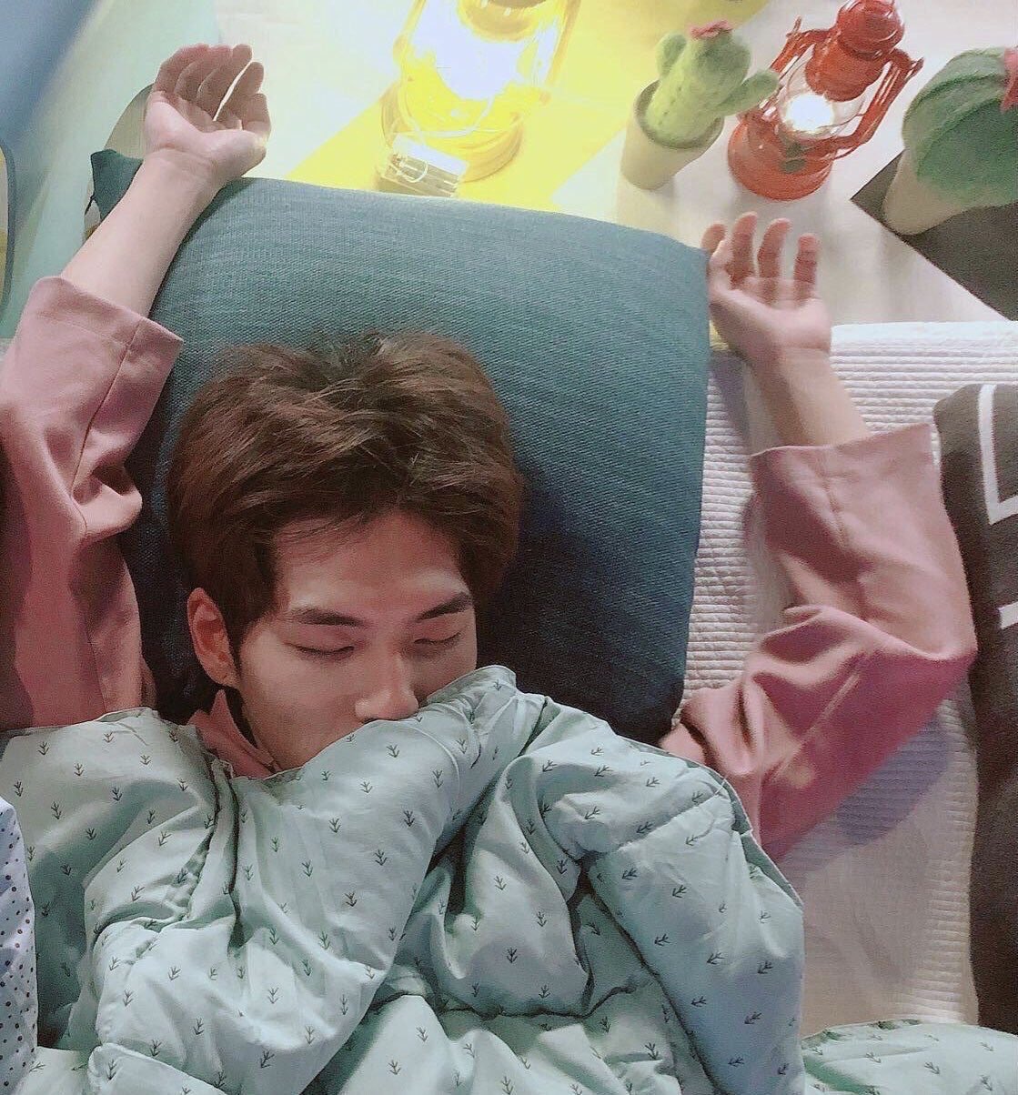 자기전에 원필이 들튀들튀 | 인스티즈