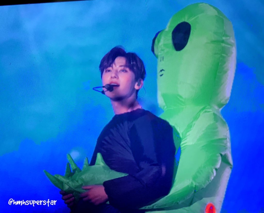 외계인 납치 옷입고 잘생기기 쉽지 않습니다. 그걸 해내네요 황민현 | 인스티즈