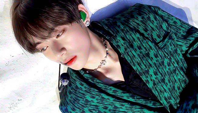 뷔는 아이돌 교과서 한권 내야돼 | 인스티즈