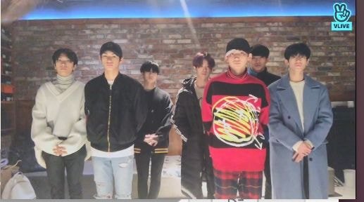 TS trcng 방금 브이앱 켜서 이렇게 서서 8인조로 간다고 말하고 바로 껐대.. | 인스티즈