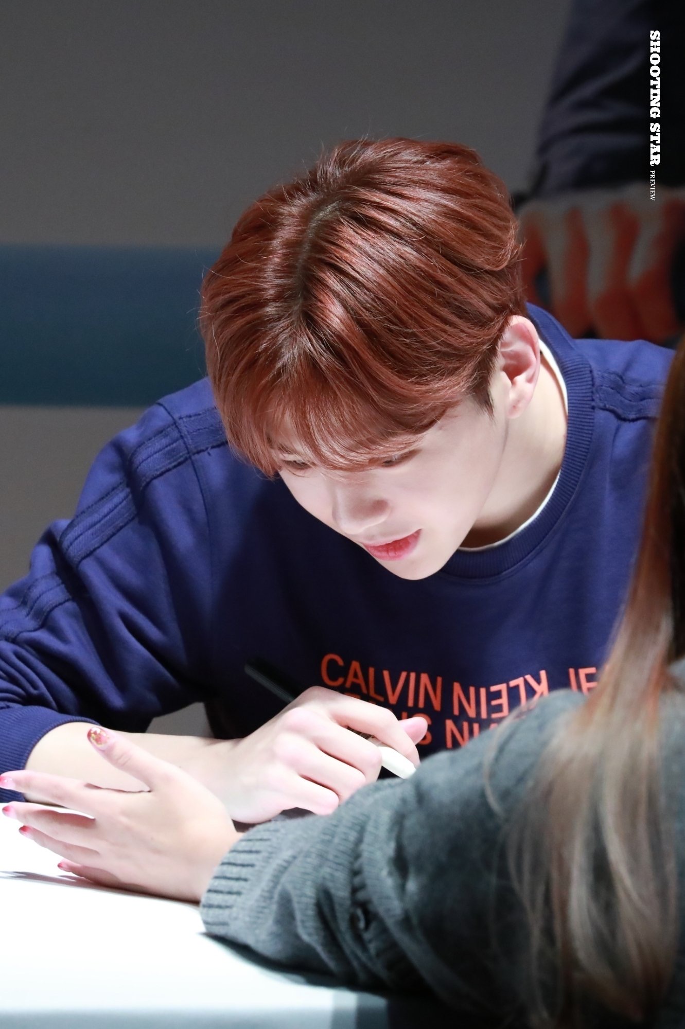 근데 강다니엘 피부 진짜 하얘 | 인스티즈