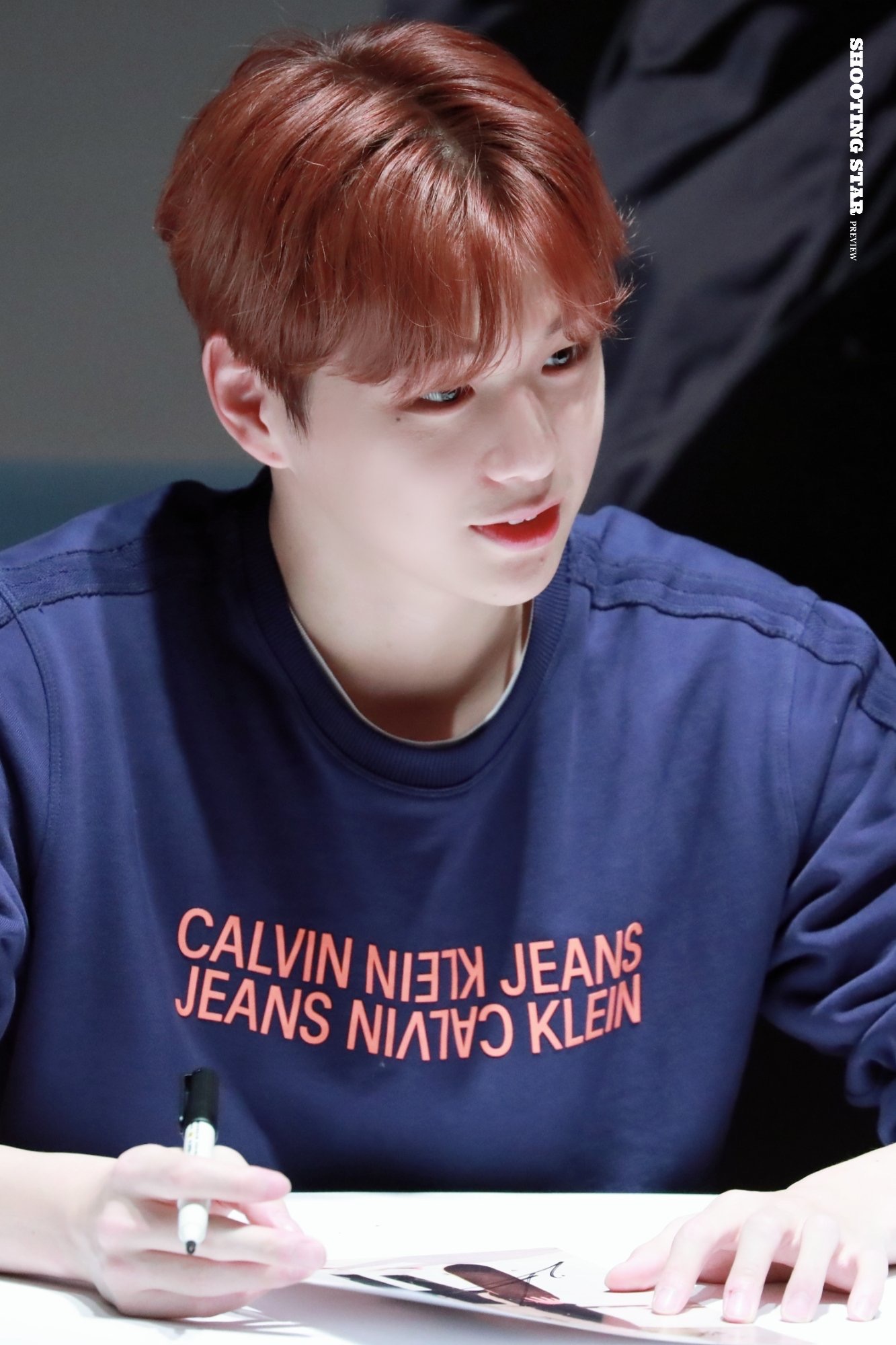 근데 강다니엘 피부 진짜 하얘 | 인스티즈