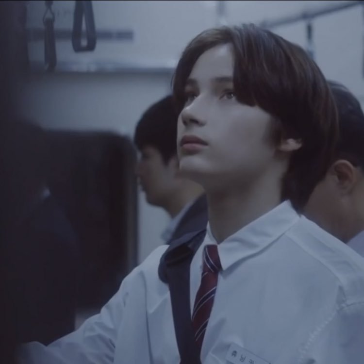 이런 비주얼이 지하철 같은 칸에 있다? 이미 난리남 | 인스티즈