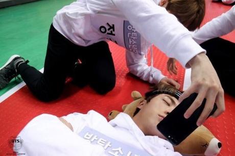 인기글 방탄 진 아육대에서 자고있을때 정국이 한 짓 | 인스티즈