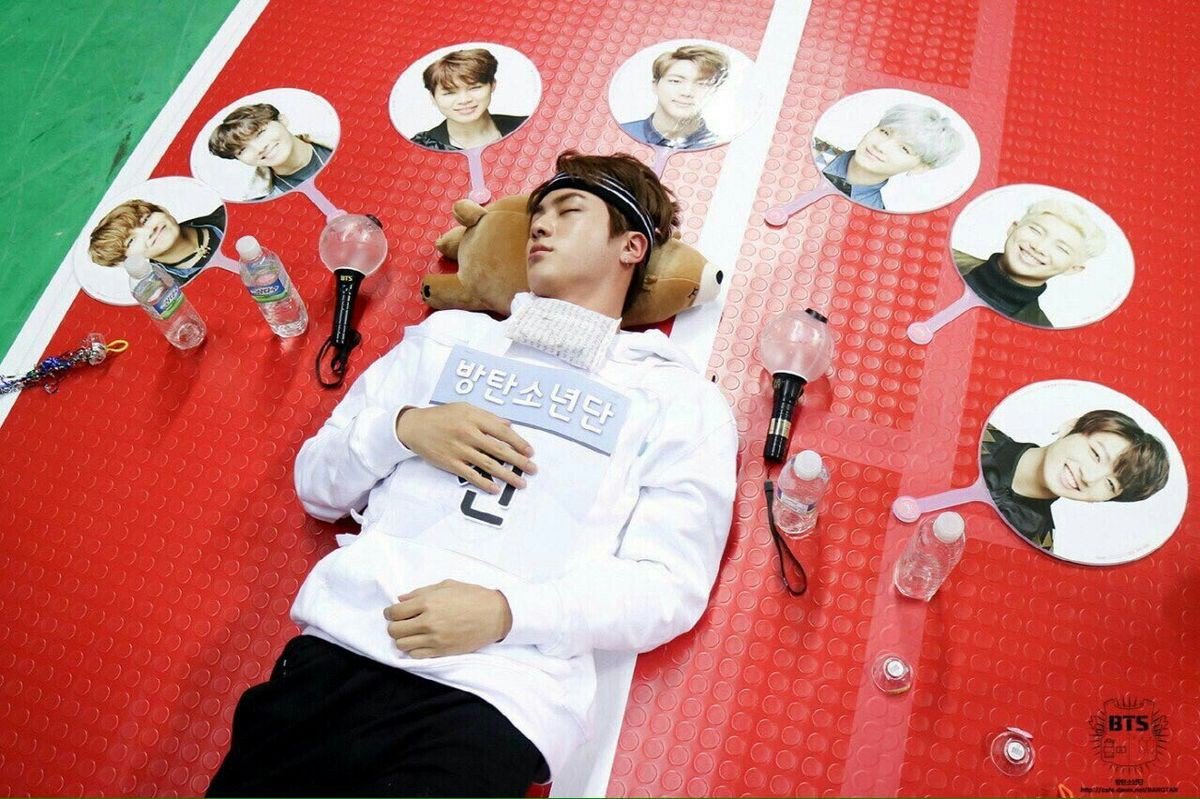 방탄 아육대 나갔을때 진이 링거 맞고 와서 누워서 자고있었거든 | 인스티즈