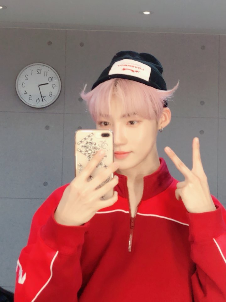 더보이즈 뉴 셀카 사진 너무 잘 찍는 것 같아 | 인스티즈