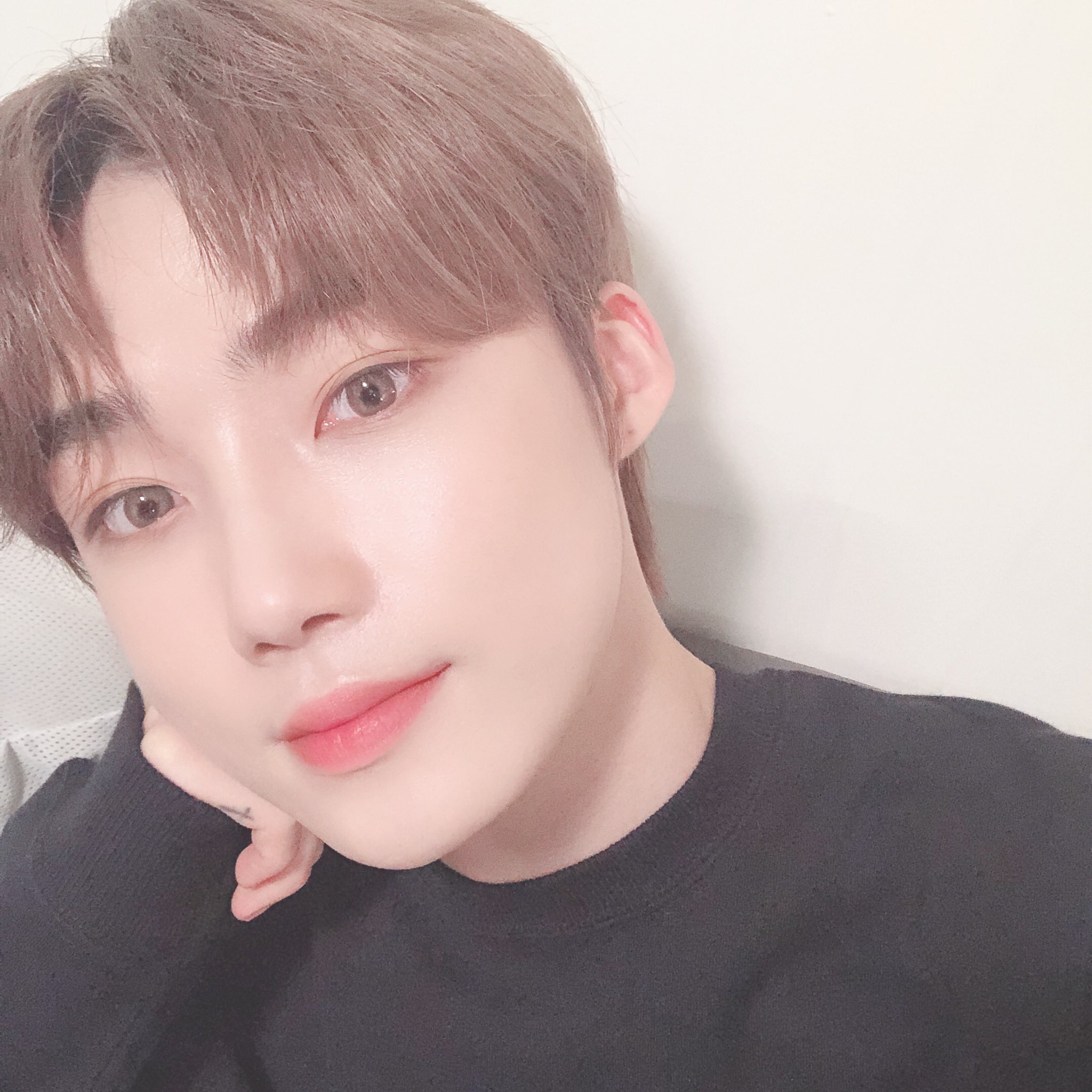 더보이즈 뉴 셀카 사진 너무 잘 찍는 것 같아 | 인스티즈