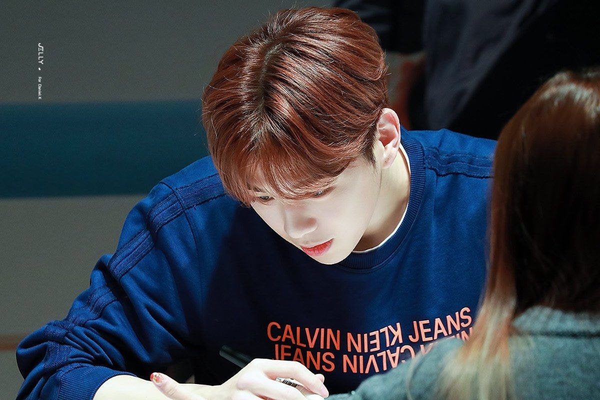 강다니엘 귀 피어싱 자국 뭔가 발림 | 인스티즈