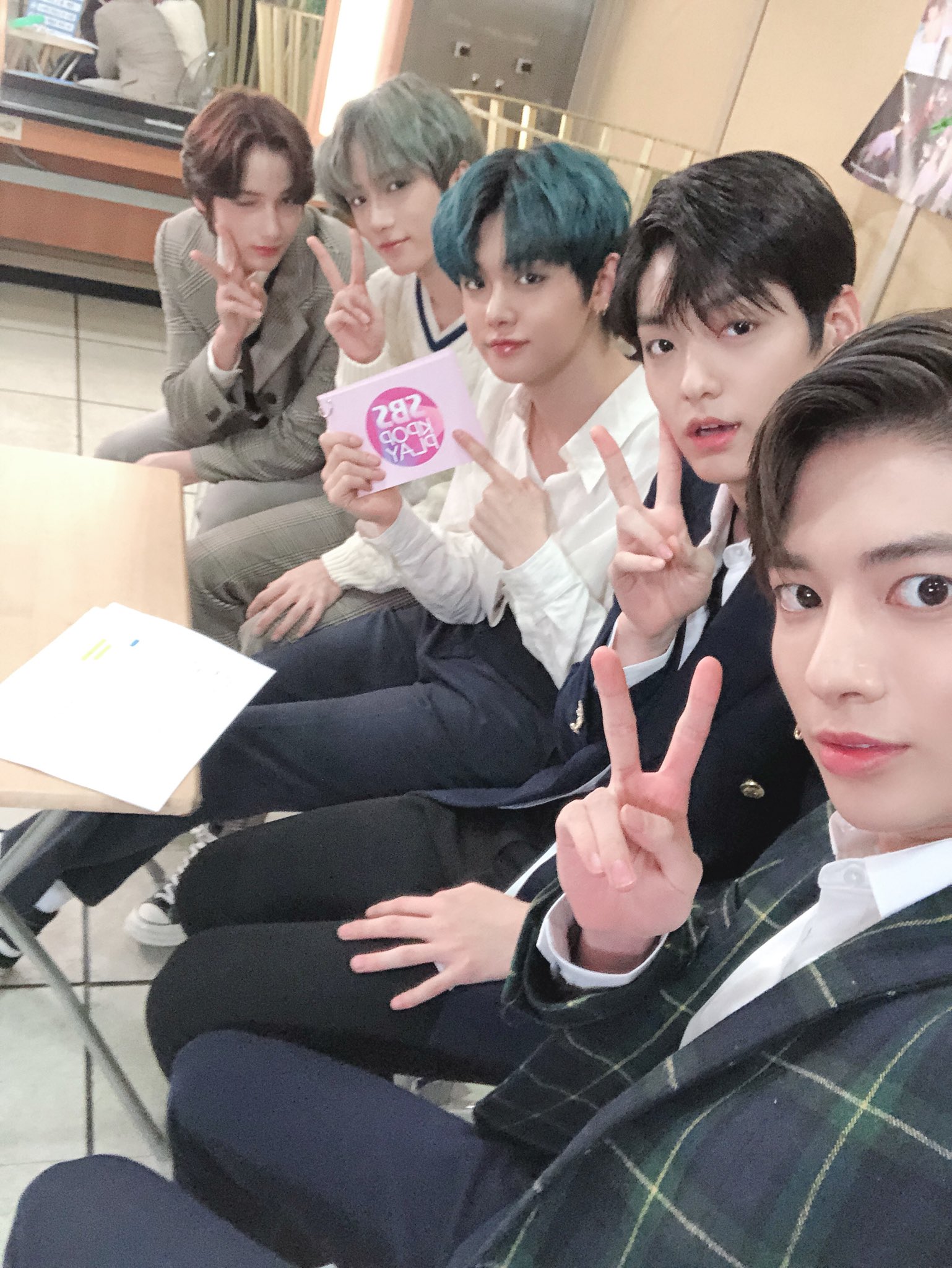 투바투 방금 올라온 셀카봐라 | 인스티즈