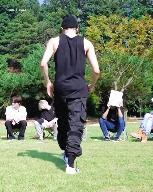 어깨 넓고 골반 좁고 다리 길고... 피지컬 겁나 쩔고...... | 인스티즈