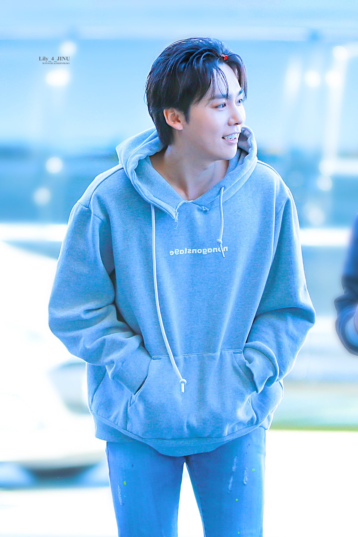 김진우가 입은 후드 원래 줄 길이 다른건가? | 인스티즈