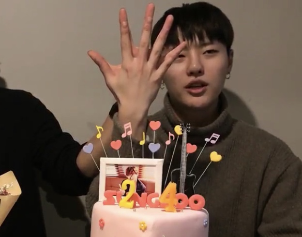 손 작은줄 몰랐는데 이거보니까 진짜 작은손이구나 | 인스티즈