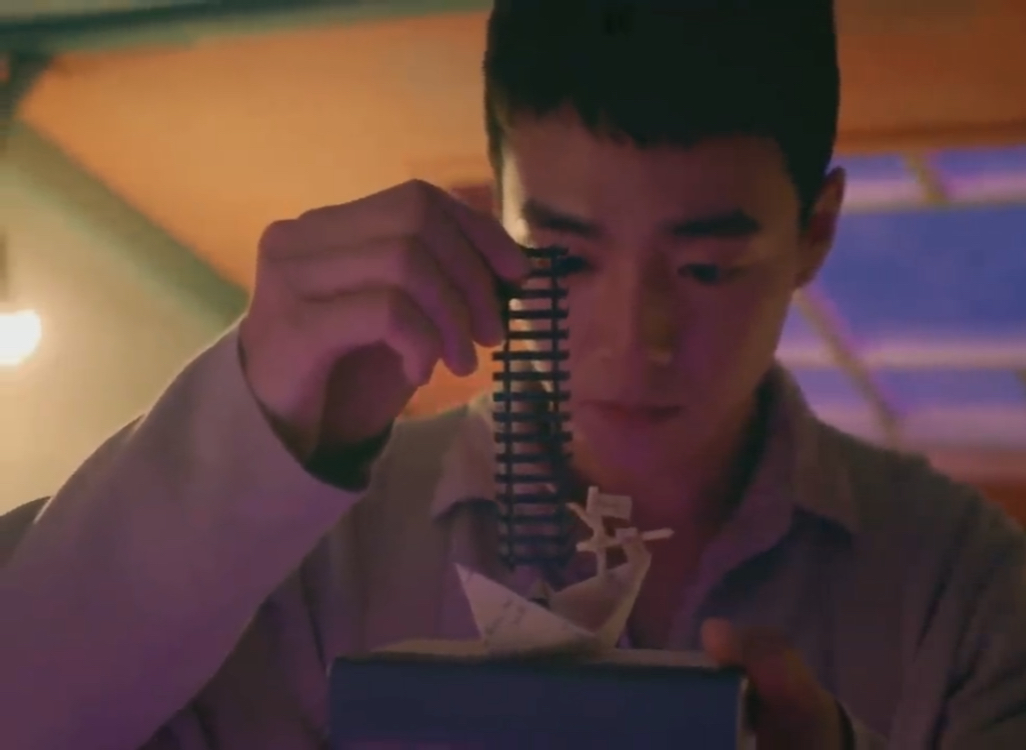 근데 이현우가 사다리내리니 아이유옆에 사다리 내려오는거 나만소름돋니 | 인스티즈