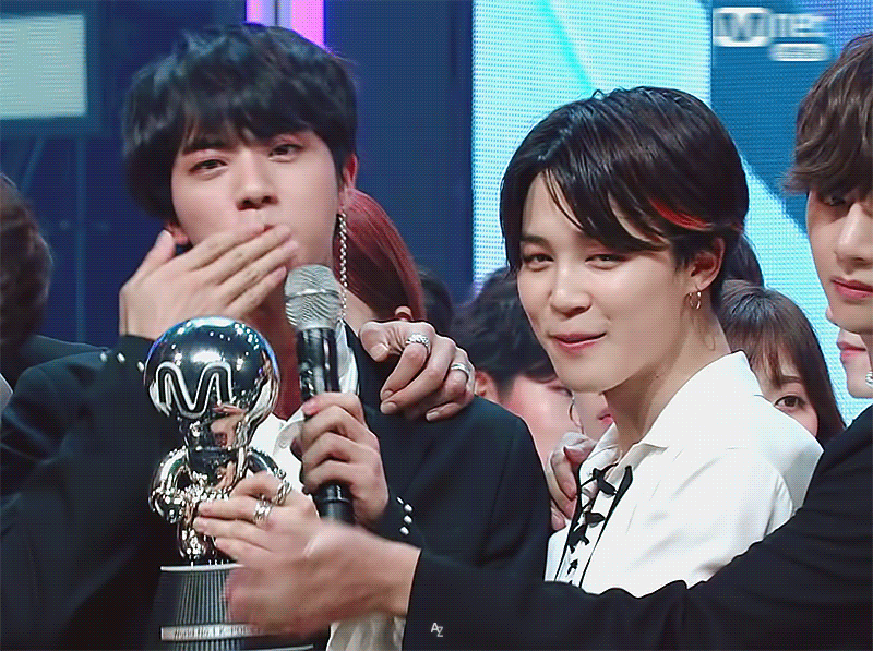 방탄 뷔 진 시그니처 포즈 ㅋㅋ | 인스티즈