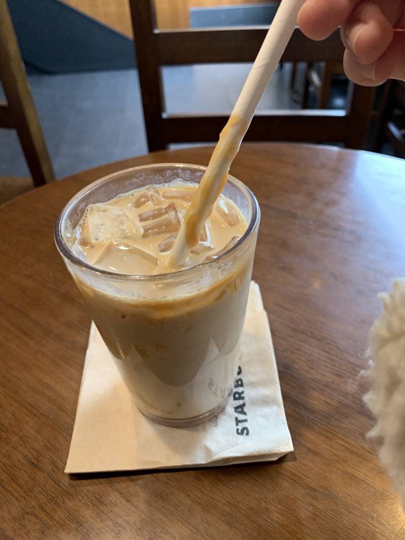 캬라멜 마끼아또 시켰는데 빨대에 캬라멜 시럽 엄청 들러붙었엉ㅠㅡㅠ | 인스티즈