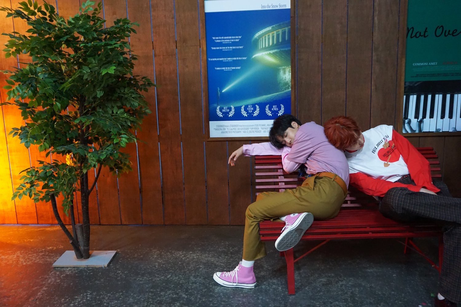 ㄱ 둘이 이러고 자고 둘이 이렇게 쳐다봄 ㅈㅇ년북 | 인스티즈