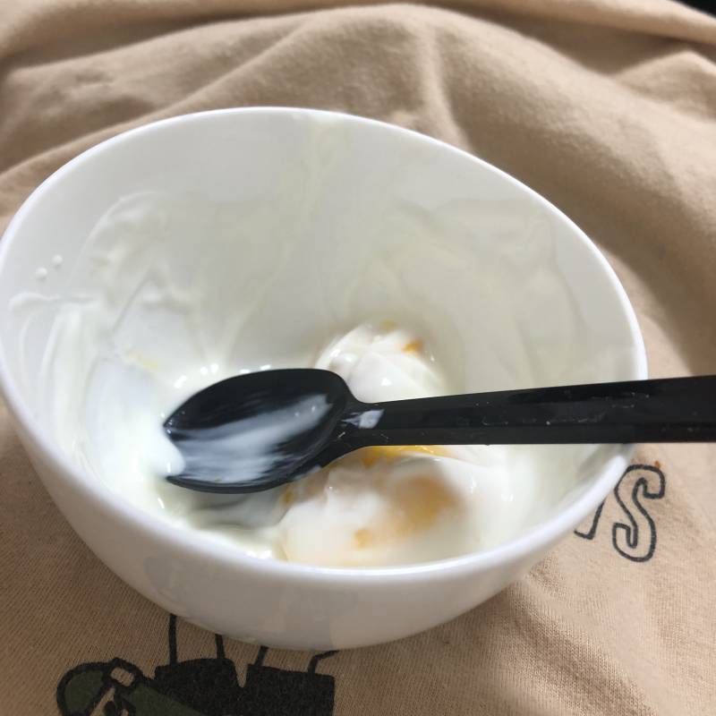 배 위에 요거트 올려 놓고 먹는중 | 인스티즈