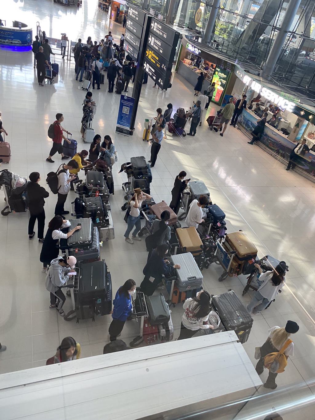 아이돌 해외 투어 캐리어 한 트럭... | 인스티즈