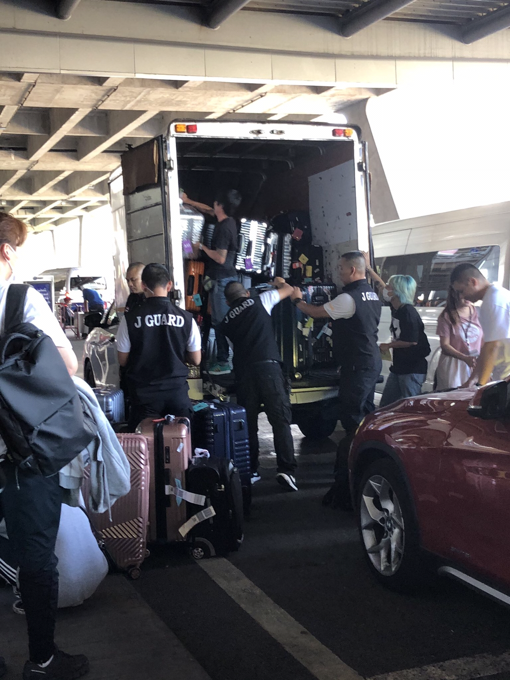 아이돌 해외 투어 캐리어 한 트럭... | 인스티즈