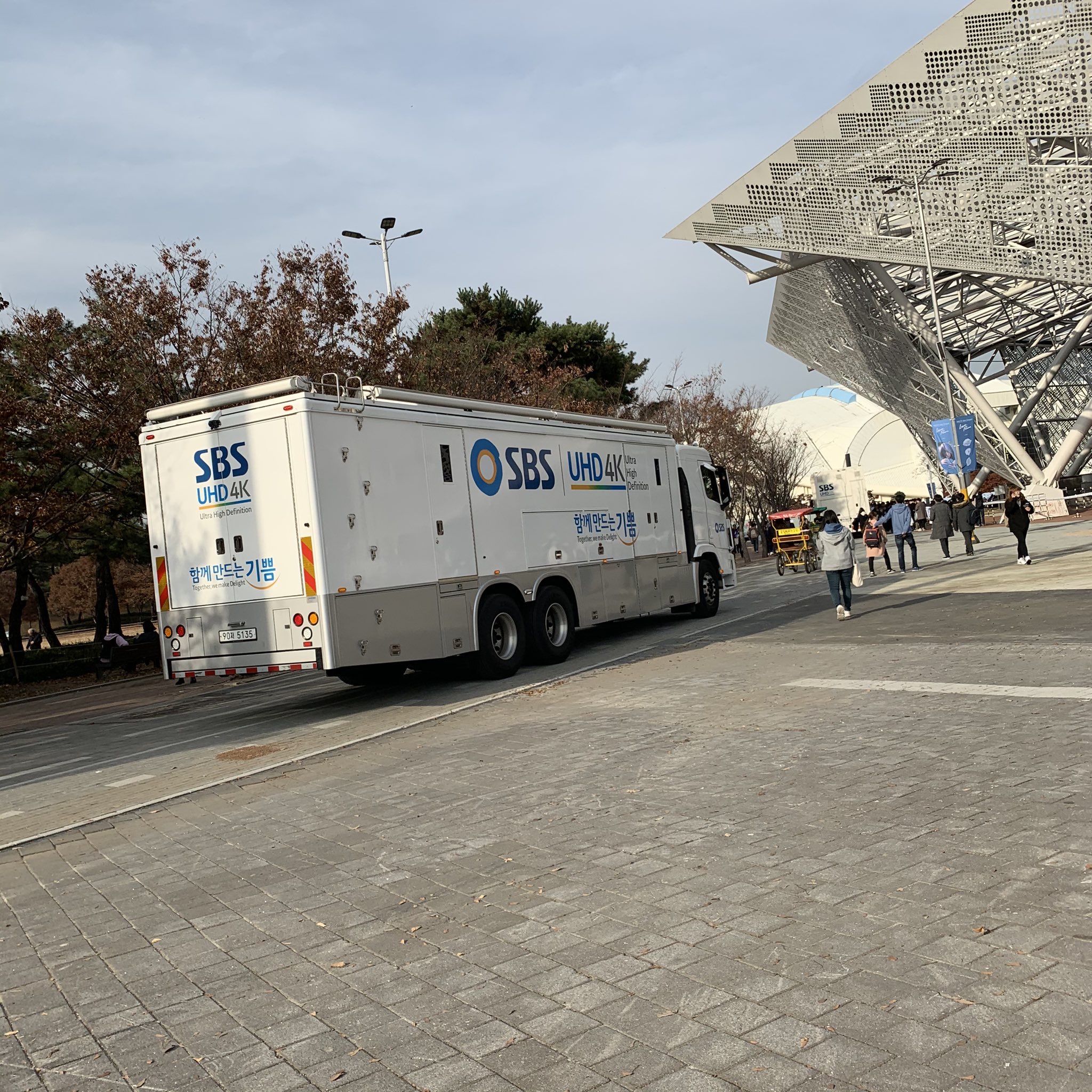 아이유 콘서트에 SBS 차 들어왔는데 뭐지 | 인스티즈