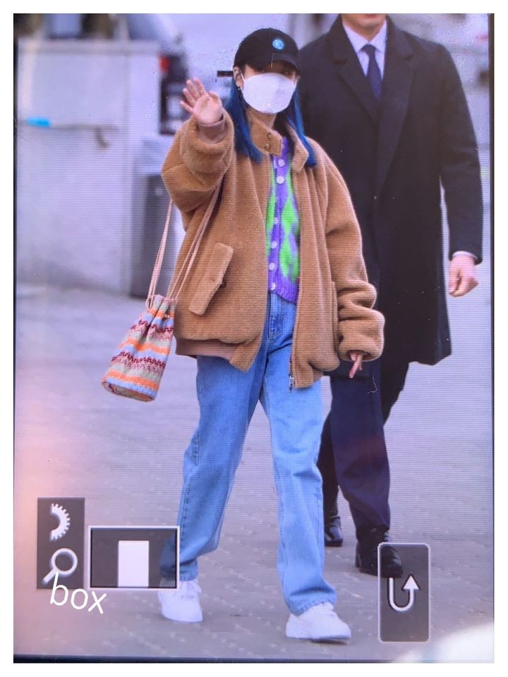 아이유 오늘 출근길 착장 카디건 정보 | 인스티즈