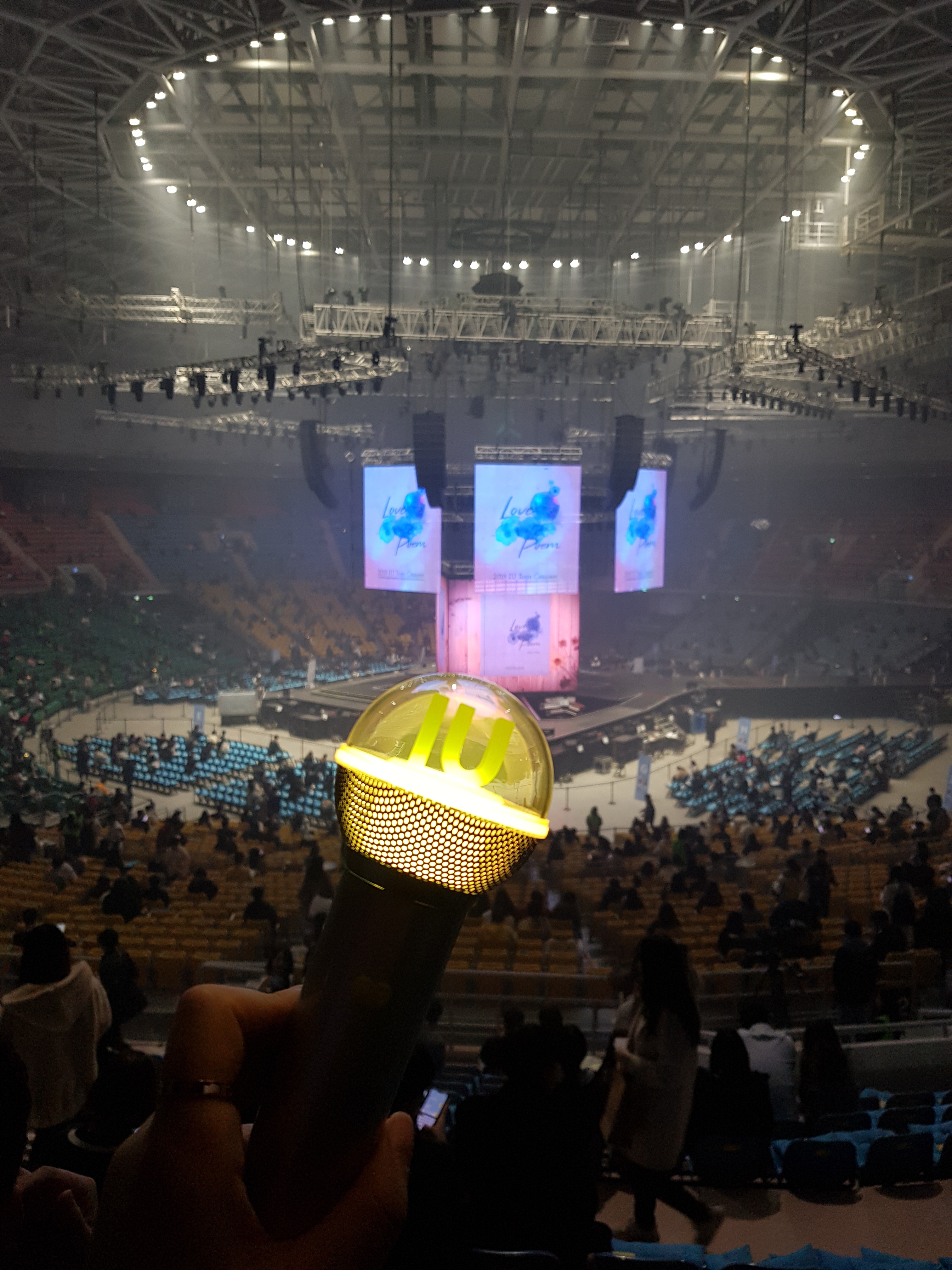 나 아이유콘 맨뒤에서 두번째인데 시야!!! ㅅㅍㅈㅇ | 인스티즈