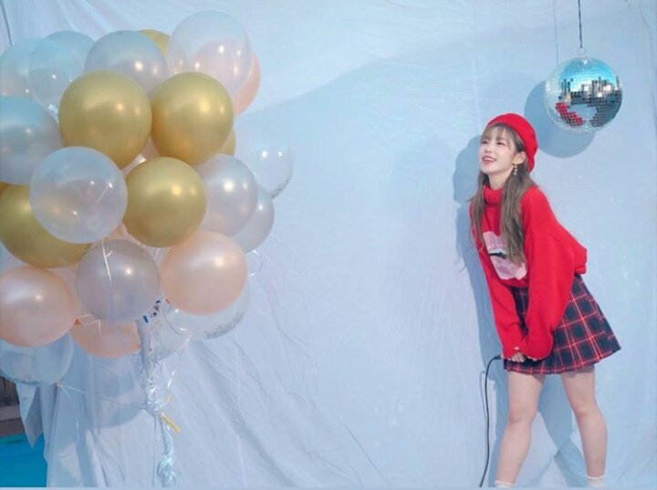 풍선 들고 찍은거 보니까 지은이 예쁜나이할 때 생각나구 그르타 | 인스티즈