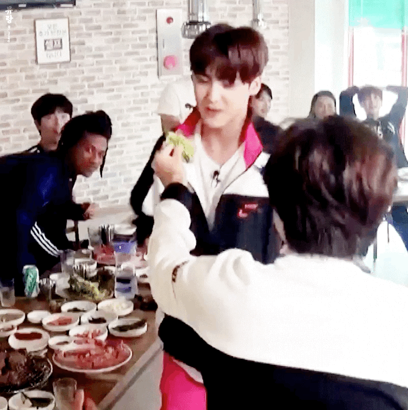 송유빈한테 얼른 상추쌈 먹여 | 인스티즈