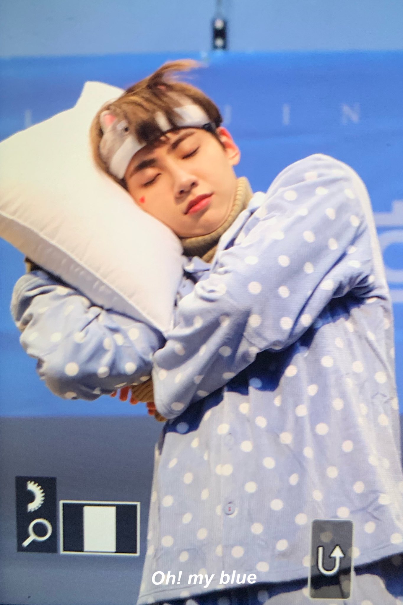 진혁이 많이 피곤했나 곯아떨어졌넹 | 인스티즈