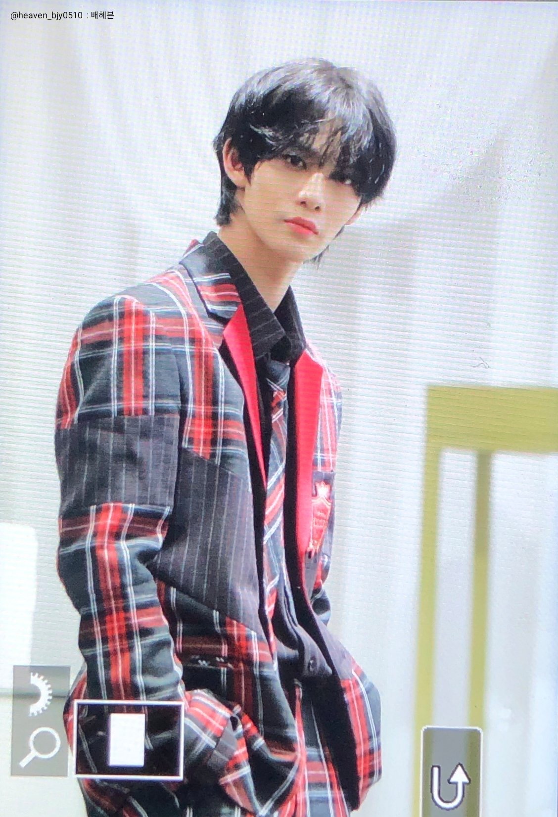 진짜 극악 조명도 얼굴로 다 이겨내는 아이돌 | 인스티즈