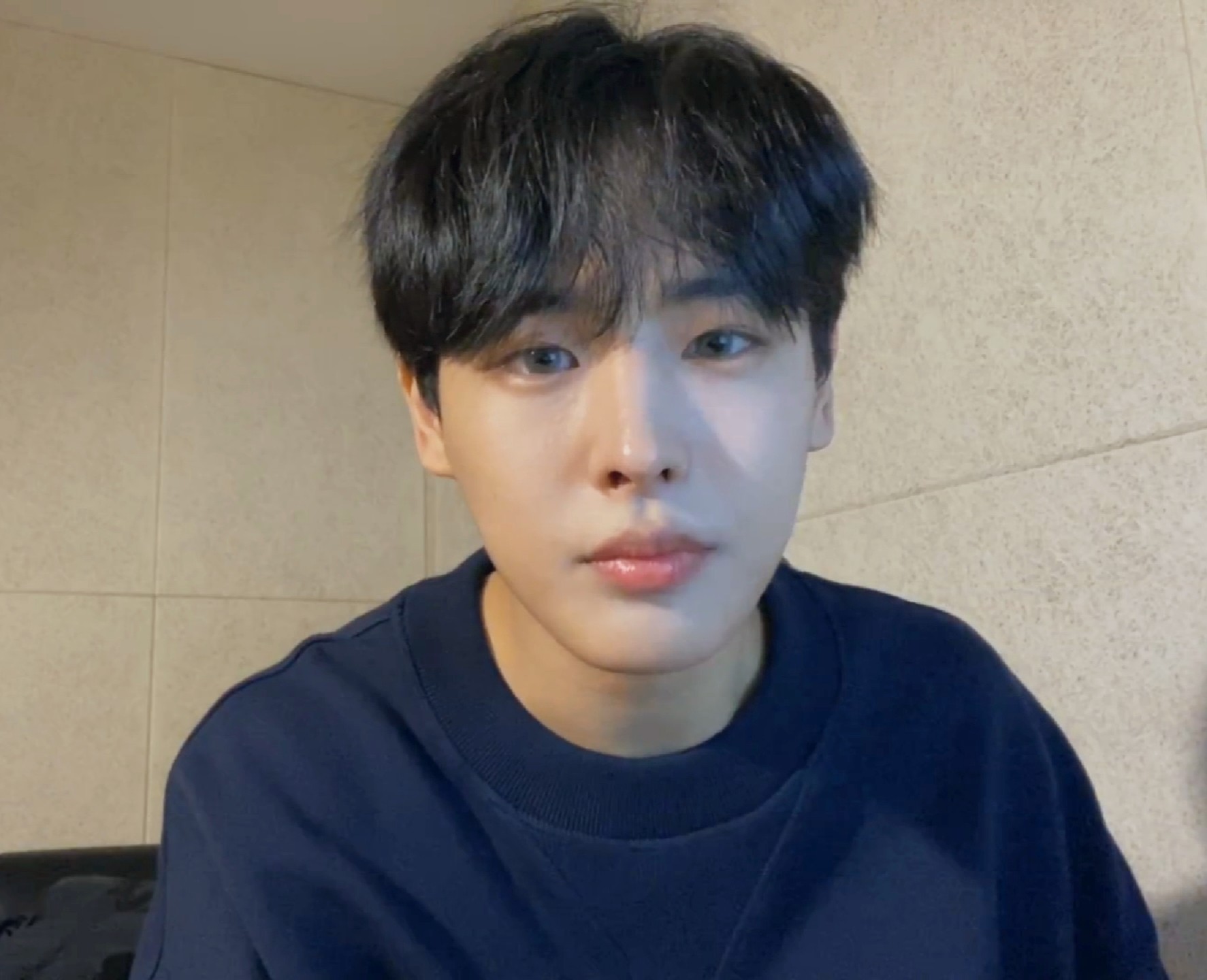 병찬이 렌즈낀거 너무 예뻐 | 인스티즈