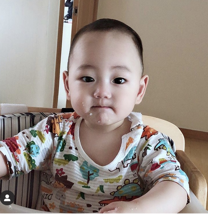 이 애기 뷔 애기때랑 많이 닮은거 같아 !! | 인스티즈