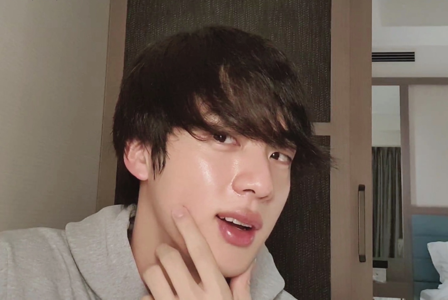 방탄 진, 아침에 일어나 거울 보고 하는 말이 논란 | 인스티즈